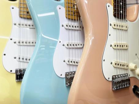 並べられたパステルカラーのなエレキギター パステルカラー,エレキギター,エレキの写真素材