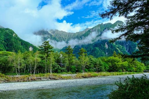 初秋の上高地(梓川と穂高連峰) 初秋の上高地(梓川と穂高連峰) 上高地,中部山岳国立公園,穂高連峰の写真素材