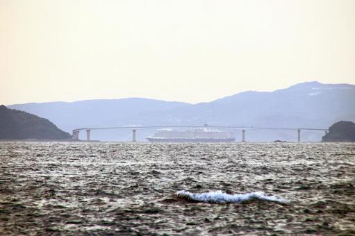 長崎の伊王島大橋と観光船 長崎の伊王島大橋と観光船の写真
