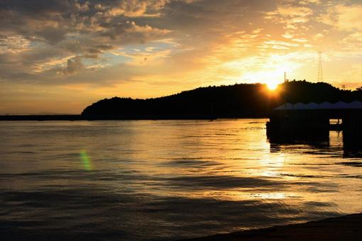瀬戸内海の美しい海と夕暮れの写真