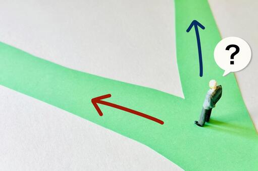 分かれ道で選択に悩むシニア男性 男性,シニア,悩むの写真素材