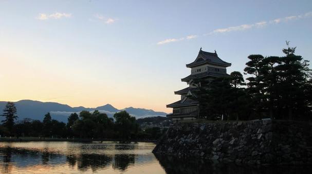 オレンジ色に染まる空 秋の松本城公園 オレンジ色に染まる空 秋の松本城公園 松本城,初秋,夕景の写真素材
