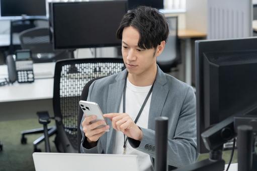 オフィスカジュアルの若い男性エンジニア オフィスカジュアルの若い男性エンジニア ビジネス,オフィス,エンジニアの写真素材
