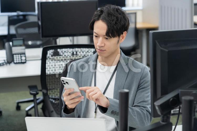 オフィスカジュアルの若い男性エンジニア ビジネス,オフィス,エンジニアの写真素材