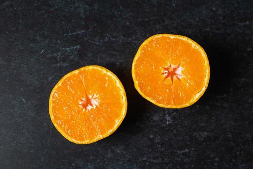 半分に切った蜜柑 ミカン,果物,みかんの写真素材