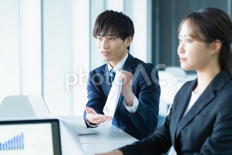 打ち合わせする若いビジネスマン ミーティング,会議,ビジネスマンの写真素材