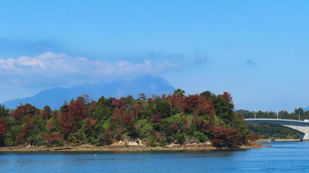 上天草 前島橋(4号橋)と遠くの雲仙岳 上天草 前島橋(4号橋)と遠くの雲仙岳の写真