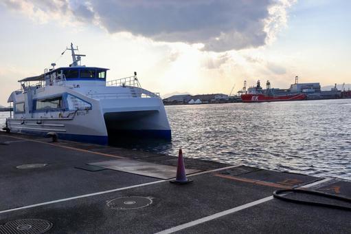 江田島行きの高速船（広島港） 船,海運,海上交通の写真素材