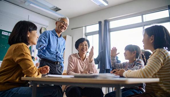 保護者会 放課後の小学校で会議をする人々 保護者会 放課後の小学校で会議をする人々の写真