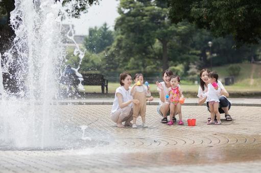 ママ友 母親 育児 水遊び ママ友 母親 育児 水遊び ママ友,公園,水遊びの写真素材
