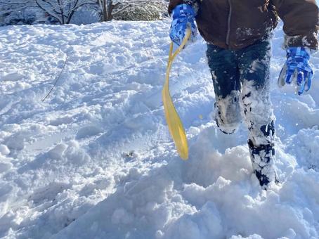 晴れの日に雪遊びをする小学生男子 晴れの日に雪遊びをする小学生男子 冬,雪,雪遊びの写真素材