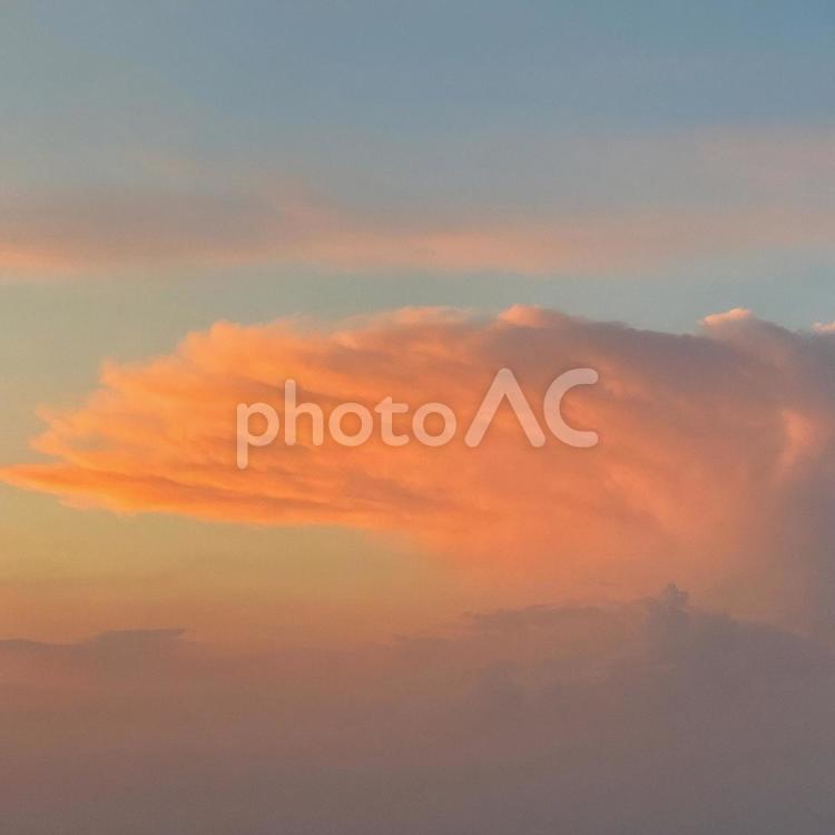 夕焼けに染まる幻想的な積乱雲 夕焼け,積乱雲,雲の写真素材