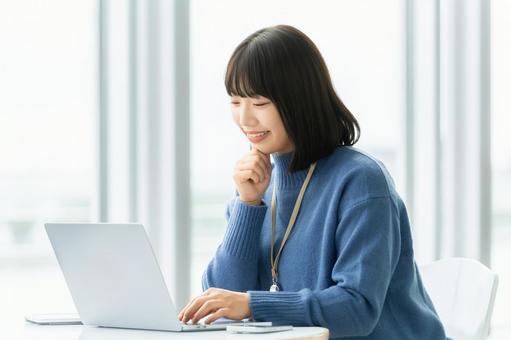 パソコンを使う女性・ビジネスウーマン パソコンを使う女性・ビジネスウーマン 女性,パソコン,仕事の写真素材