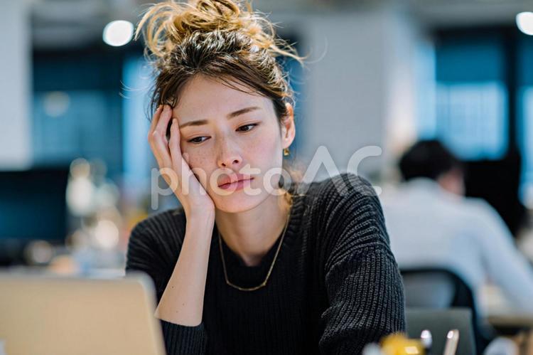 仕事の悩みで頭を抱える若い女性1 女性,ビジネスウーマン,olの写真素材