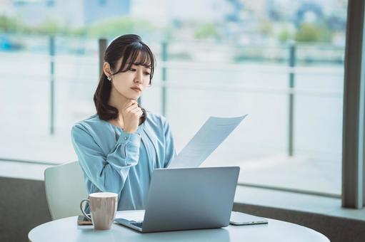資料を見て考える女性・ビジネスウーマン 資料を見て考える女性・ビジネスウーマン 女性,考える,2人の写真素材