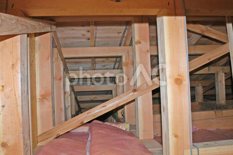 建築　１３　屋根裏 屋根裏,断熱材,束の写真素材