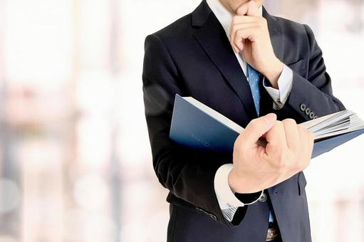 本を開くビジネスマン 本,辞書,本棚の写真素材