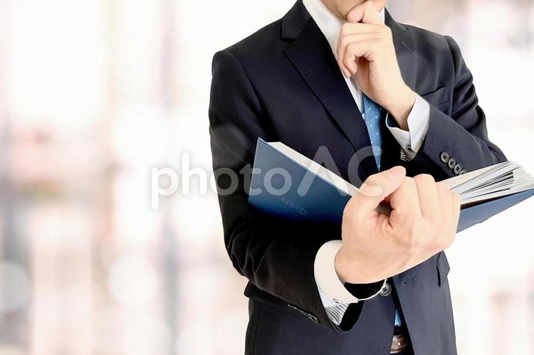 本を開くビジネスマン 本,辞書,本棚の写真素材