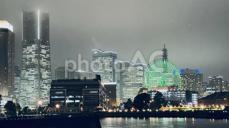 曇天のみなとみらい ランドマークタワー,みなとみらい,横浜の写真素材