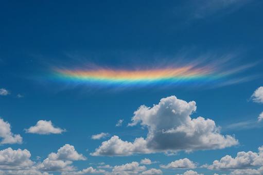 夏の青空に浮かぶ虹色の環水平アーク 夏の青空に浮かぶ虹色の環水平アークの写真