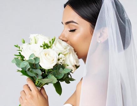 ウエディングドレスを着た女性 白い花2の写真