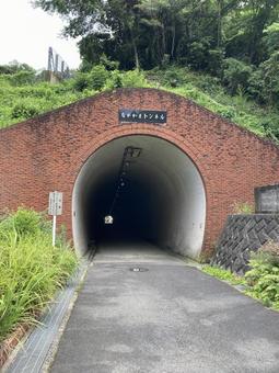 横須賀の歩行者・自転車用トンネル 横須賀の歩行者・自転車用トンネルの写真