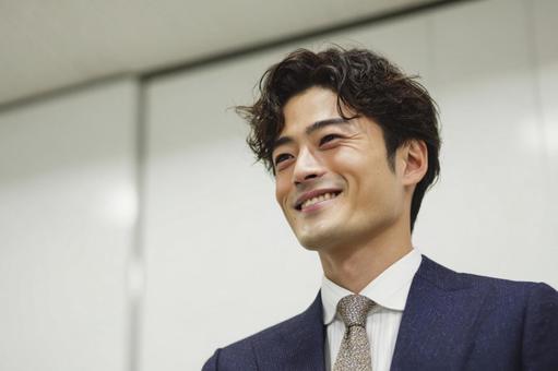 スーツ姿の若いビジネスマン-3の写真