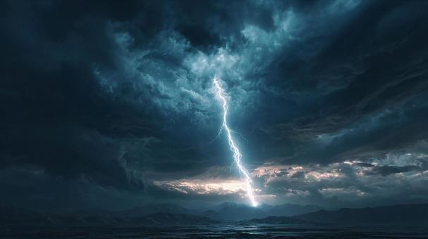 海に落ちる一筋の雷 海に落ちる一筋の雷の写真