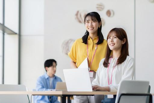 オフィスで働く若いビジネスウーマン オフィスで働く若いビジネスウーマン ビジネス,オフィス,若いの写真素材