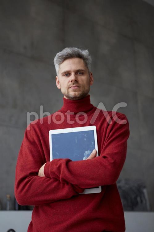 タブレットを持って立つ男性 ビジネス,男性,外国人の写真素材
