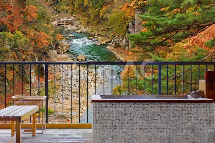 紅葉と温泉のイメージ 温泉,露天風呂,旅の写真素材