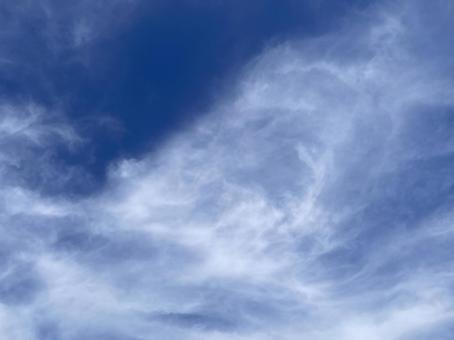 空に雲 空に雲の写真