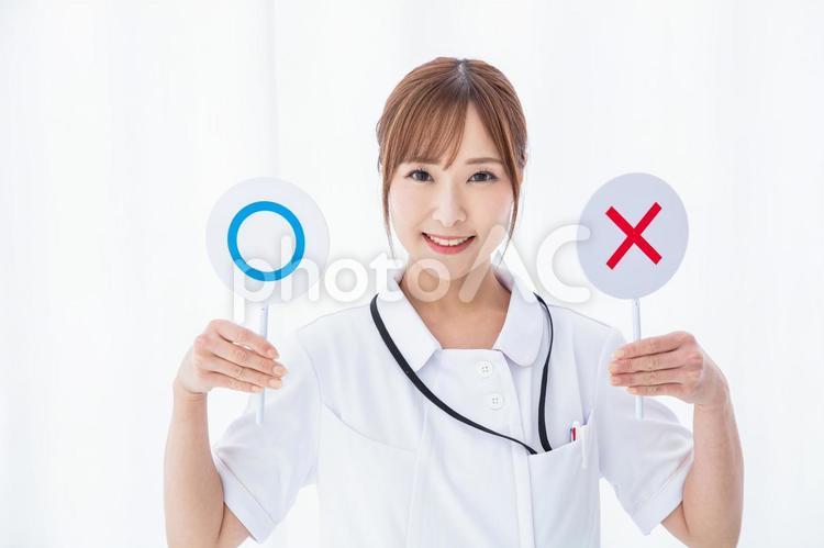 マルバツのプレートを持つ看護師 看護師,女性,女性看護師の写真素材