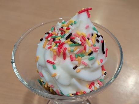 カラースプレーチョコをまぶしたアイス カラースプレーチョコをまぶしたアイス アイスクリーム,デザート,スイーツの写真素材
