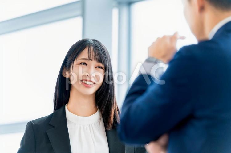 同僚と楽しそうに話をするビジネスウーマン ビジネスマン,ビジネスウーマン,男性の写真素材