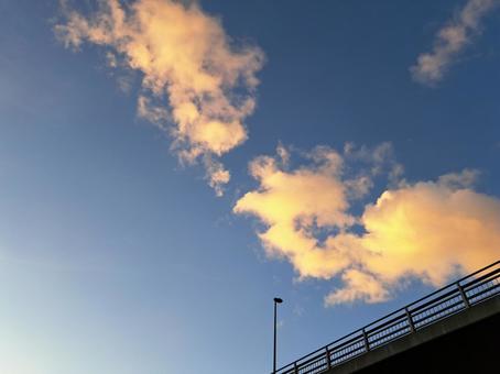 橋と街灯と雲と 秋の空 橋と街灯と雲と 秋の空 橋,街灯,空の写真素材
