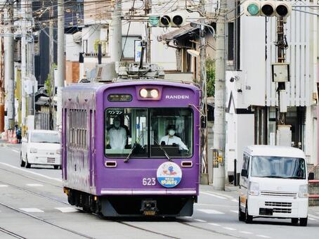 併用軌道を行く嵐電モボ621形電車4 嵐電,京都市,京福電気鉄道の写真素材