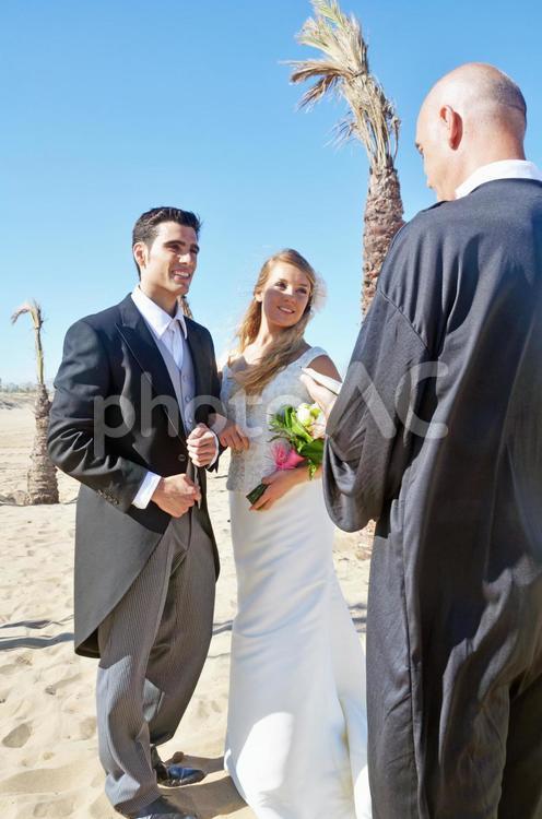外国人ウェディング２６ 夫婦,神父,外国人の写真素材