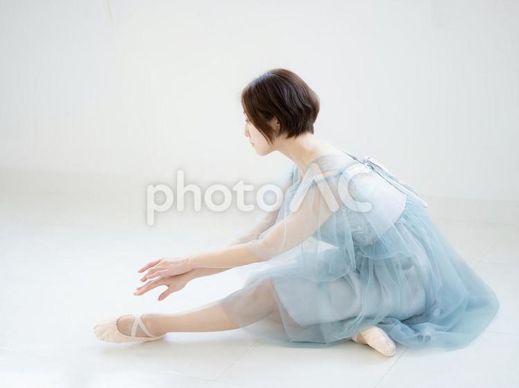 11：明るい室内でバレエの準備をする女性 バレエ,バレリーナ,女性の写真素材