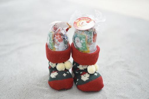 毛糸で編まれたクリスマスブーツ（2個）の写真