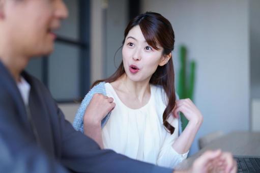 驚く女性 驚く女性 女性,驚く,微笑むの写真素材