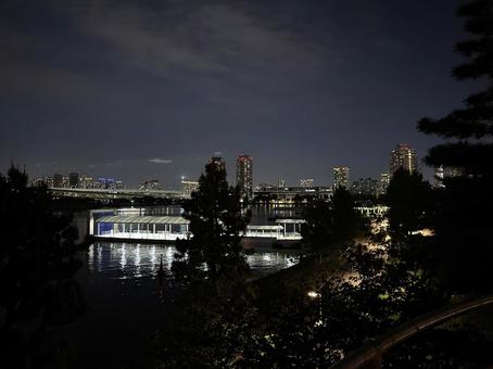 夜のお台場から見た景色 東京湾と摩天楼 夜のお台場から見た景色 東京湾と摩天楼の写真