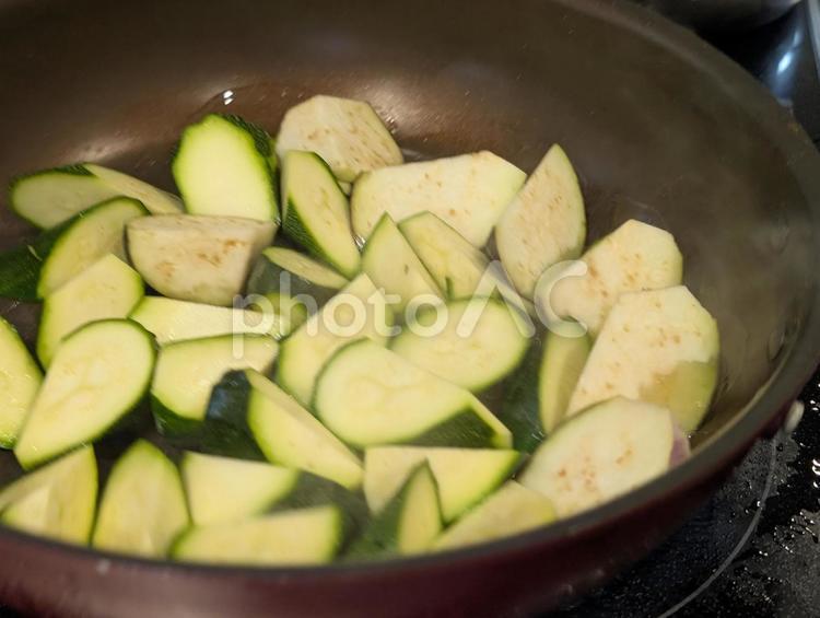 ズッキーニとナスを炒める ズッキーニ,ナス,野菜の写真素材