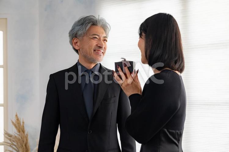 男性が女性にプレゼントを差し出すシーン プロポーズ,結婚,婚約の写真素材