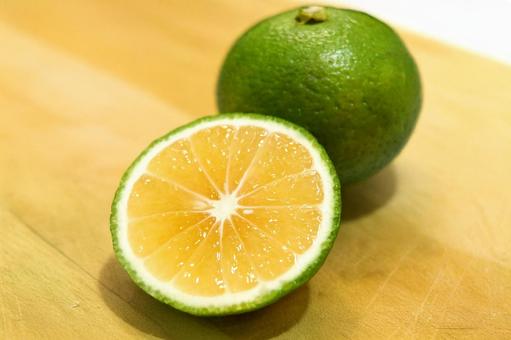 並んだかぼす 断面 並んだかぼす 断面の写真