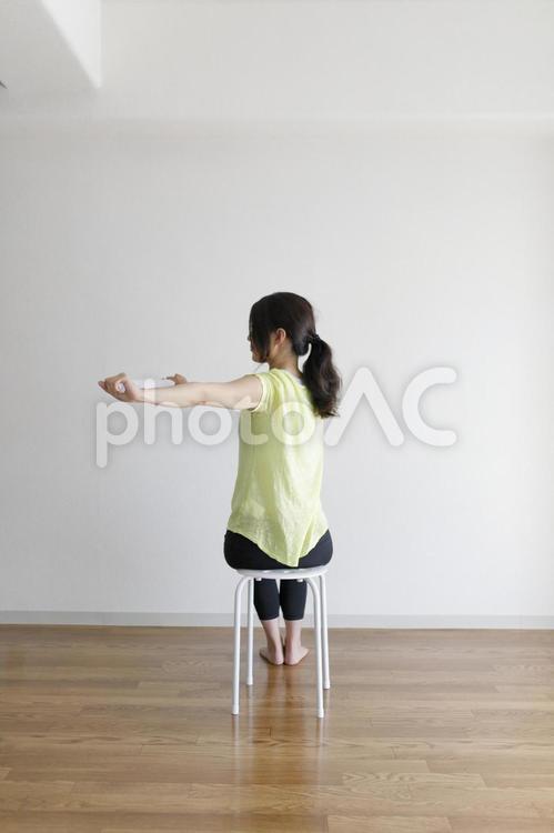 タオルを使ってストレッチ運動をする女性 女性,人物,日本人の写真素材