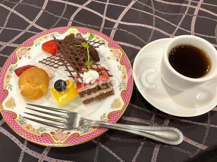 バイキング　スイーツで締めくくり シュークリーム,小さい,ミニケーキの写真素材