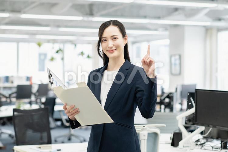 オフィスで仕事をする若いビジネスウーマン ビジネスウーマン,若い,女性の写真素材