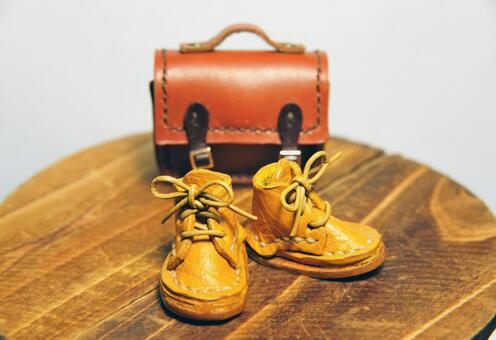 ミニチュアサイズのかわいい革の小物 ミニチュアサイズ,ハンドメイド,シューズの写真素材