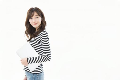 若い女性 ノートパソコン 振り返る 若い女性 ノートパソコン 振り返る 女性,ノートパソコン,振り向くの写真素材